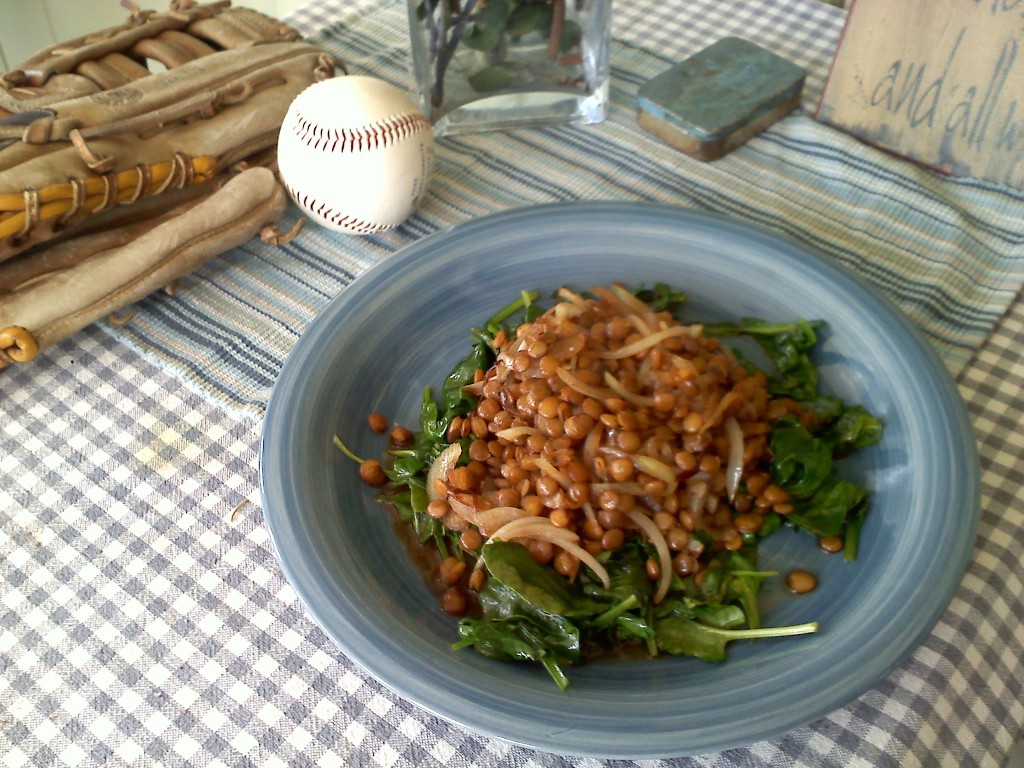 vegan recipe: warm spinach salad with lentils and carmelized onions